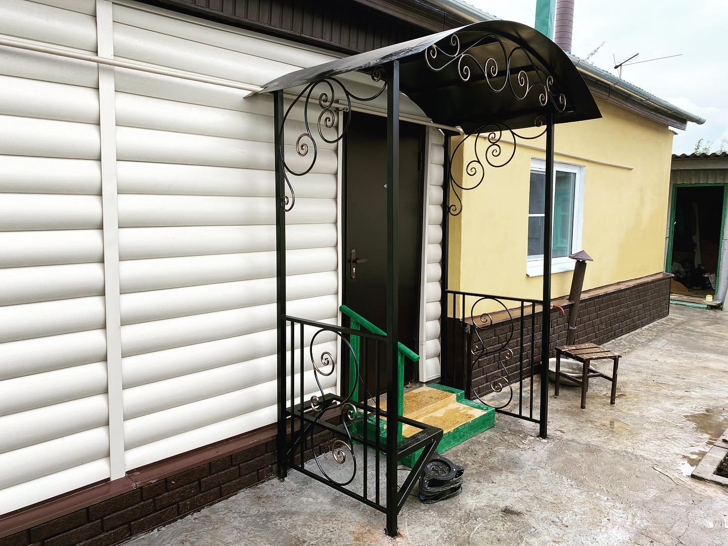 Какой материал для козырька дольше сохраняет внешний вид в Талдоме: стекло, поликарбонат или металл